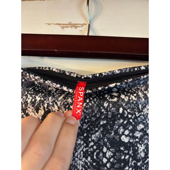 Spanx pant Faux Leather Snakeskin Shine Leggings $98 Large Snake Grey - Picture 5 of 5